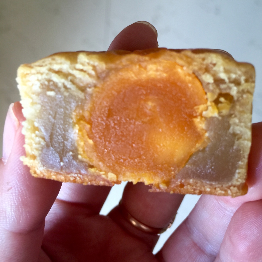 广式月饼—蛋黄莲蓉月饼