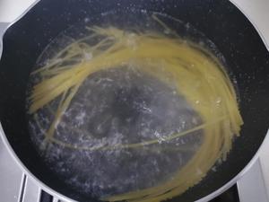 面条系列▪️味好美|葱油咸蛋黄鲜虾意面（味好美金沙咸蛋黄调味料版本）的做法 步骤1