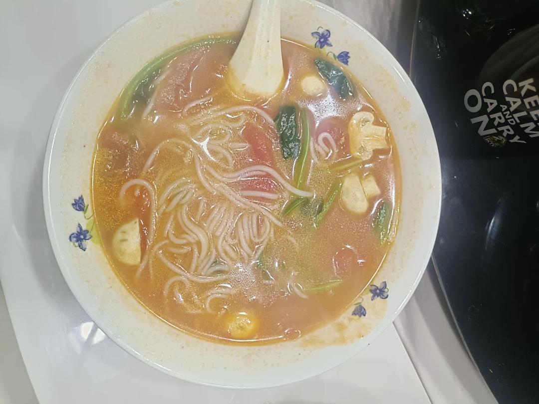 低脂营养汤粉好吃到舔碗底-鲜菇番茄米粉