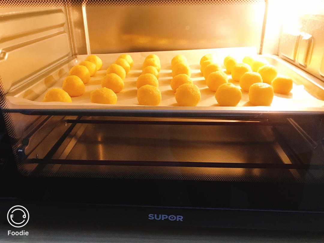 下午茶小点心：奶香椰蓉酥球