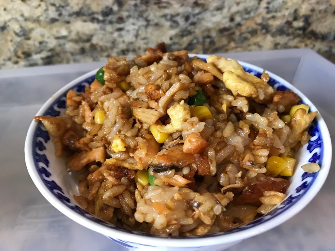 蒜香黄油三文鱼炒饭
