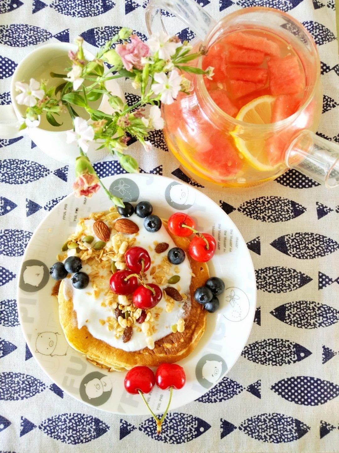 【酸奶松饼yogurt pancake】，搭上黑莓果酱和枫糖的美味。