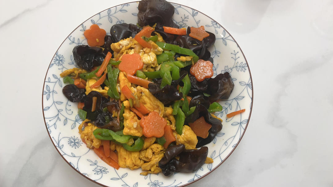 这么搭配也太香了！青椒胡萝卜木耳炒鸡蛋