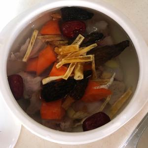 白领养颜汤：羊肚菌元贝胡萝卜花胶排骨汤的做法 步骤5