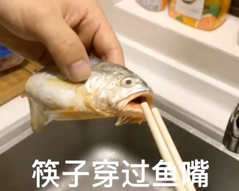 清蒸小黄鱼（千万别蒸久了）的做法 步骤1