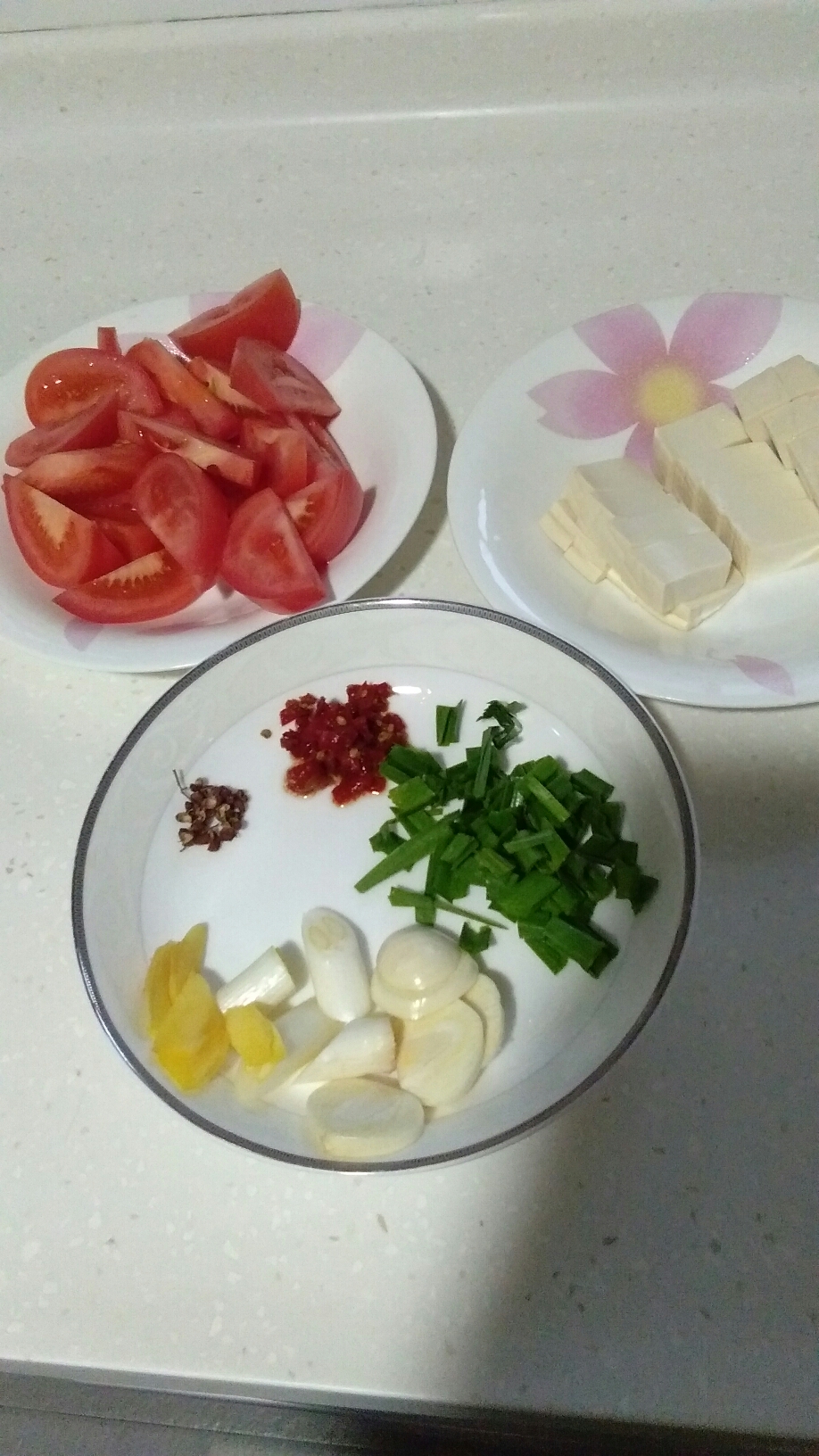 西红柿黄骨鱼炖豆腐的做法 步骤2