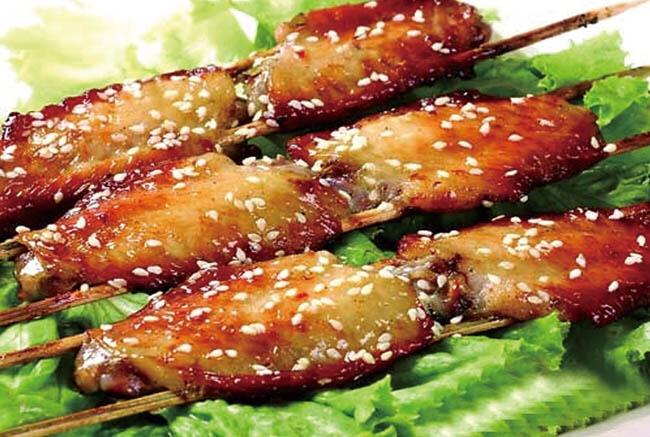 取出鸡翅翻面,刷蜂蜜,继续放进烤箱,200°烤10分钟就ok.