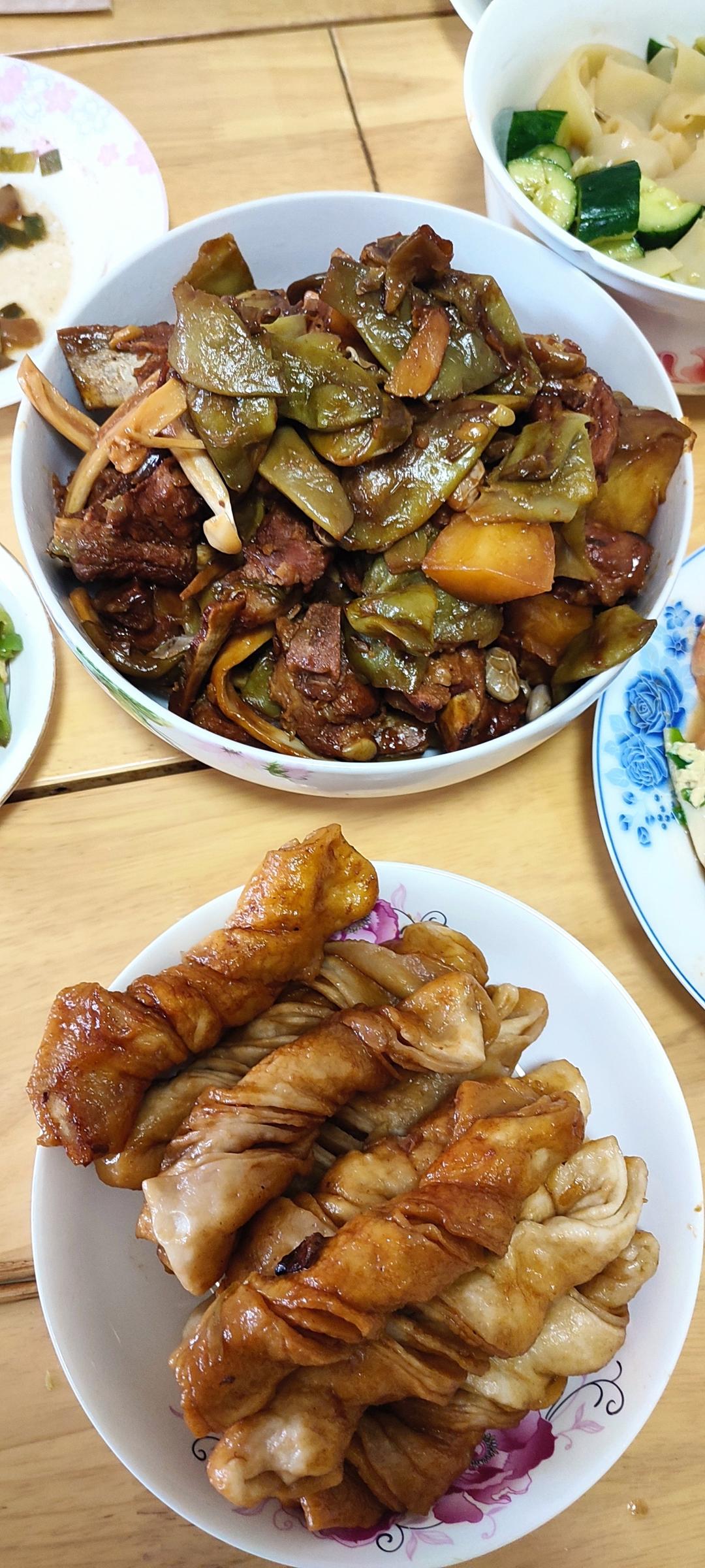 超好吃的【东北排骨烀饼一锅出】东北铁锅炖、“小猪盖被”