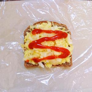 （我的减脂早餐29💕）只需要一片吐司的『沼三明治』蟹棒鸡蛋圆白菜的做法 步骤4