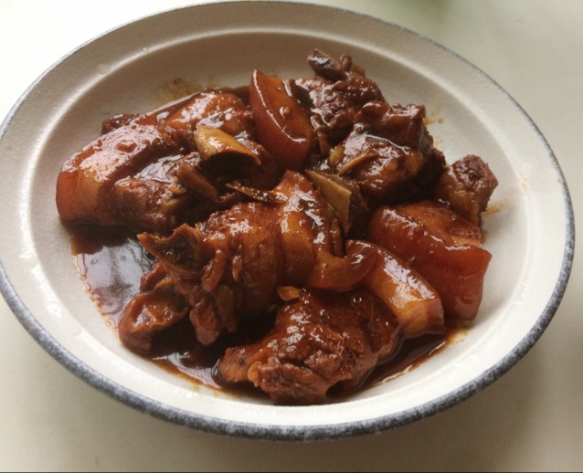 吃着碗里望着锅里的红烧肉