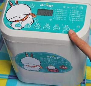 手把手教你做美味甜面包--韩国ange儿童面包机的做法 步骤11