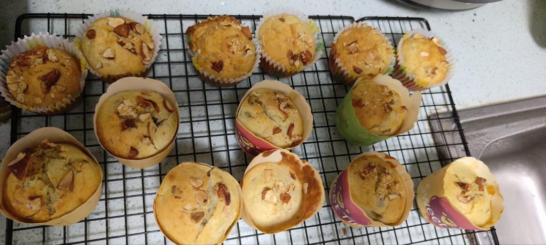 只需搅拌入烤箱的香蕉麦芬