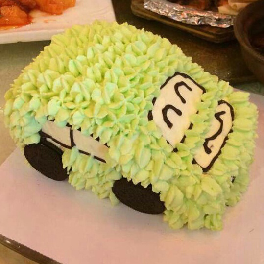 卡通小汽车奶油蛋糕