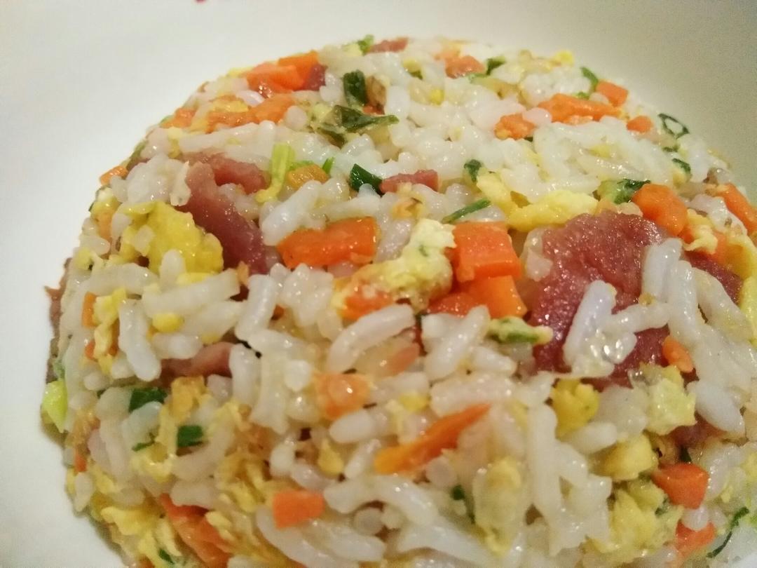 胡萝卜香葱培根蛋炒饭