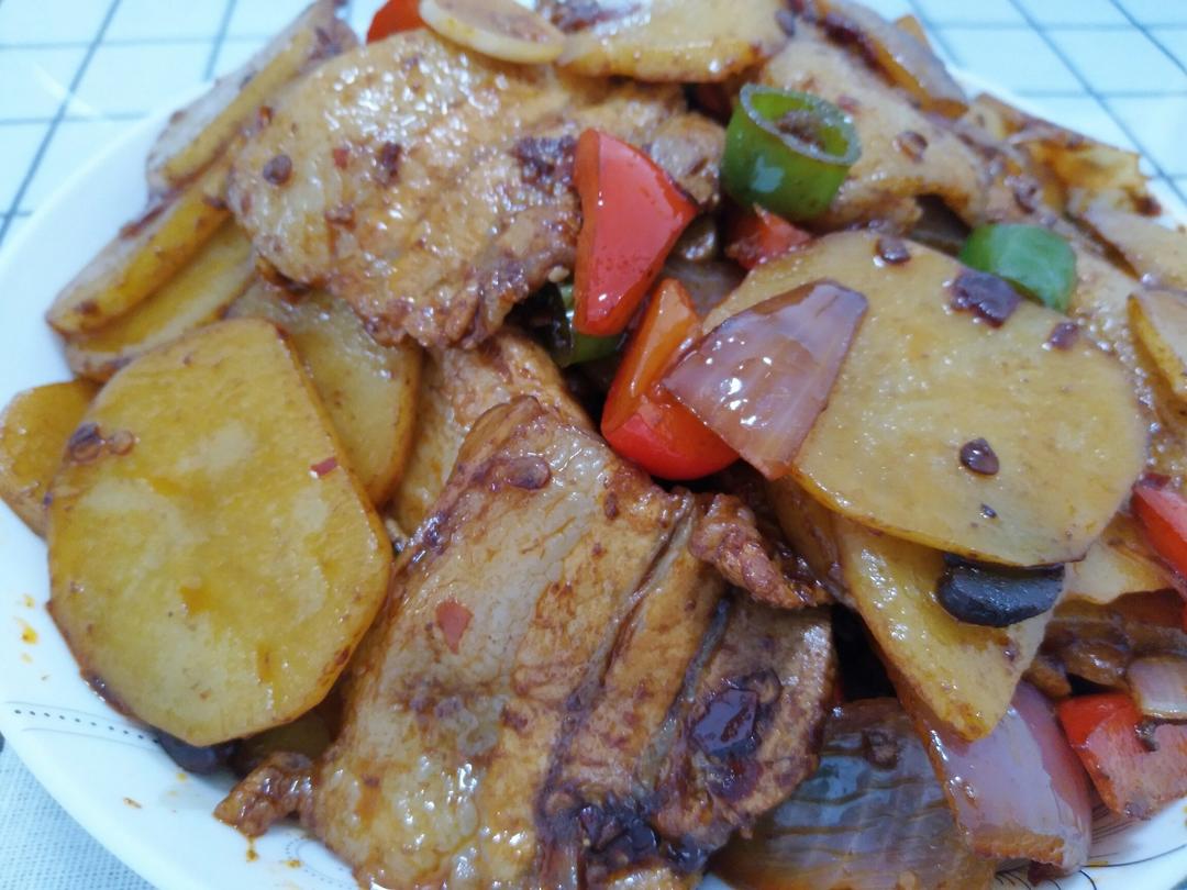 五花肉干煸土豆片