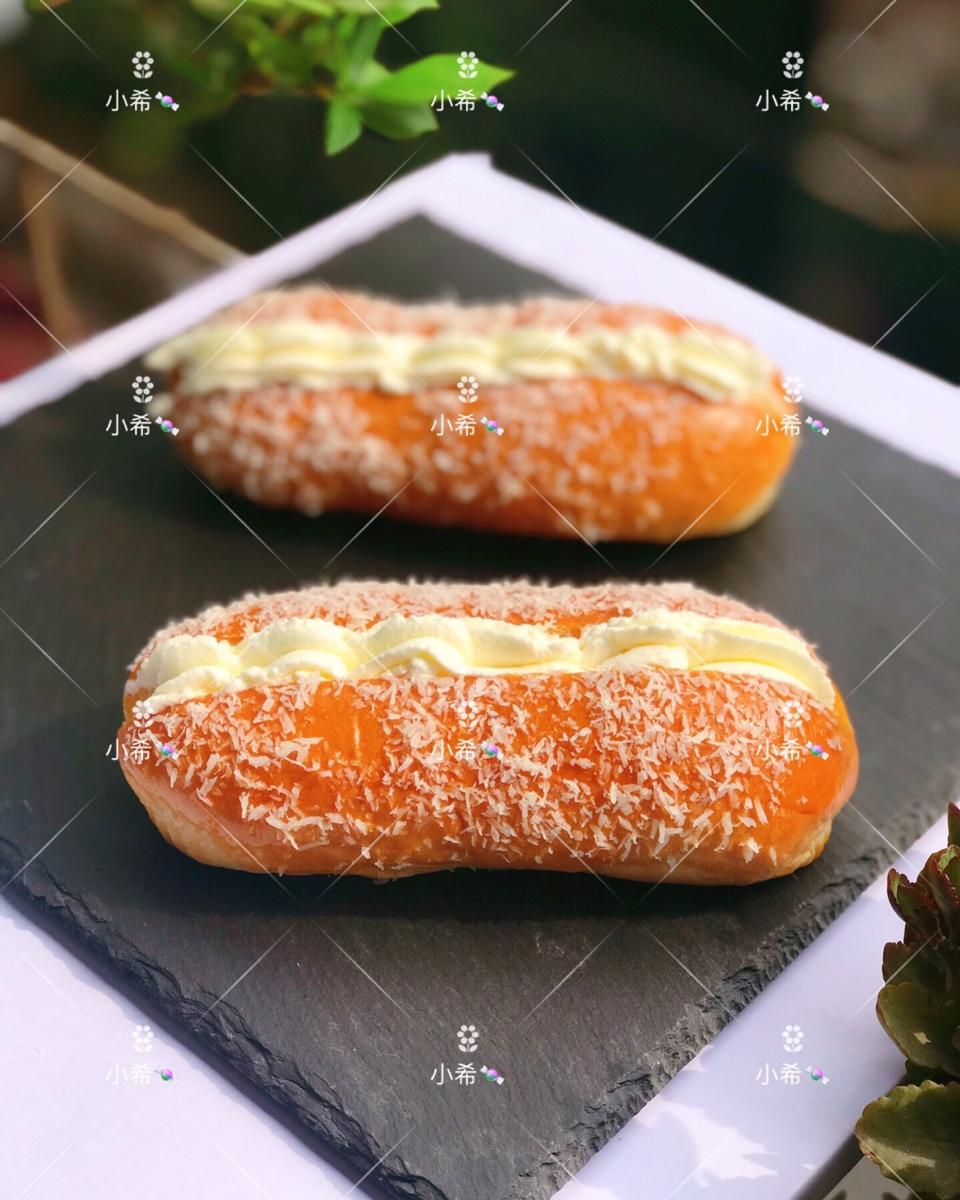 儿时去面包房必买的［椰丝奶油包］