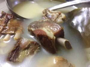 腊排骨炖海带汤的做法 步骤5