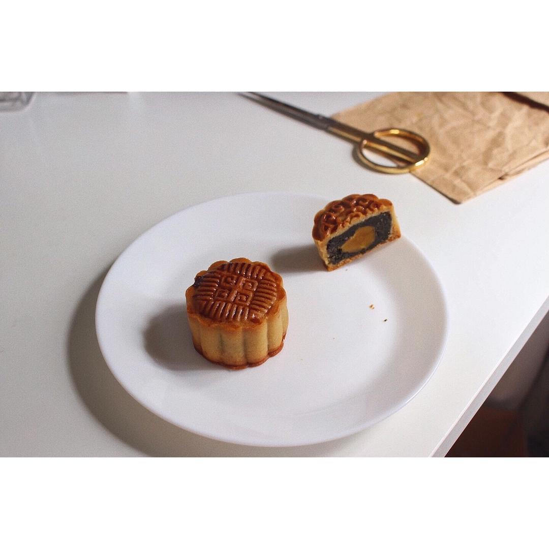 广式月饼—蛋黄芝麻月饼