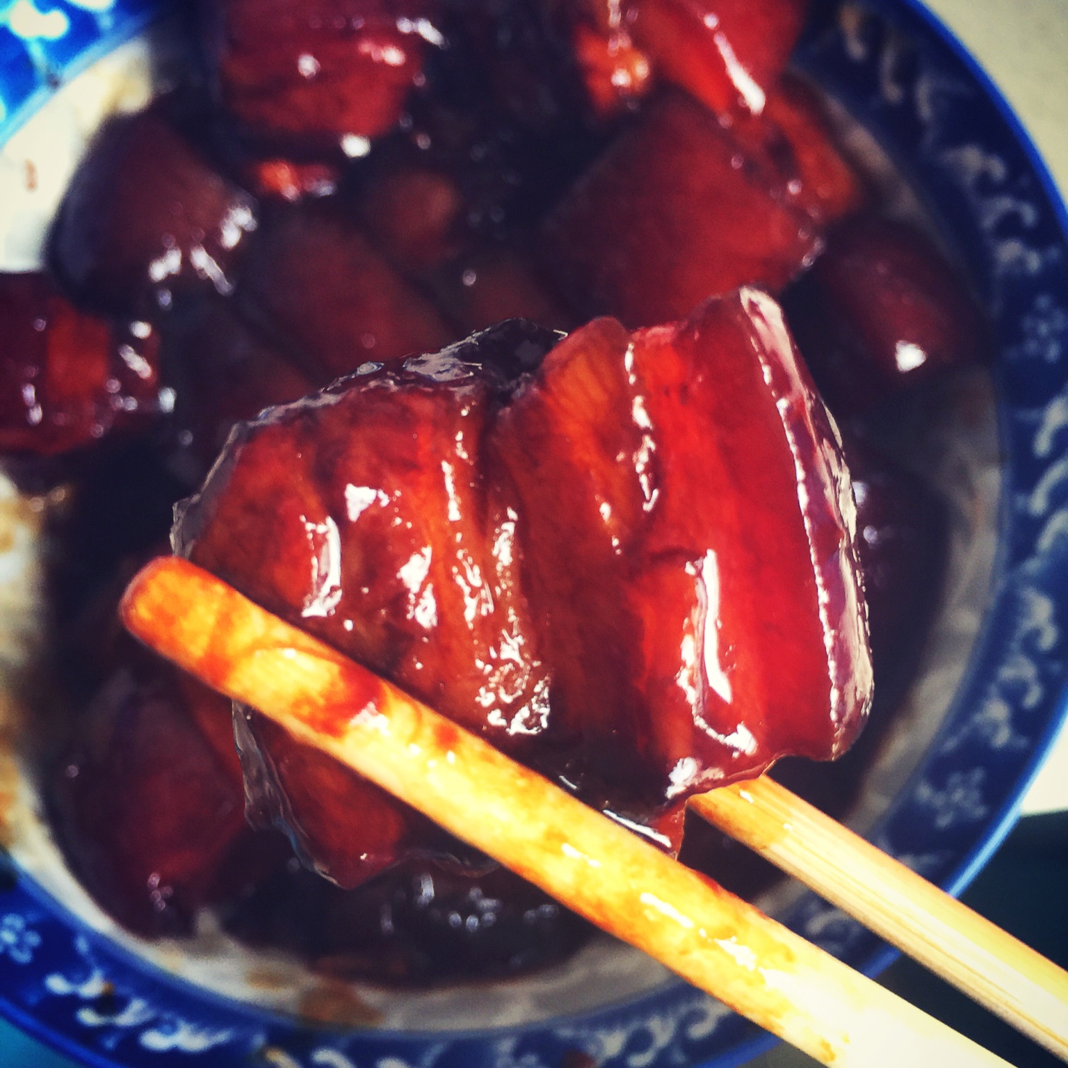 吃着碗里望着锅里的红烧肉