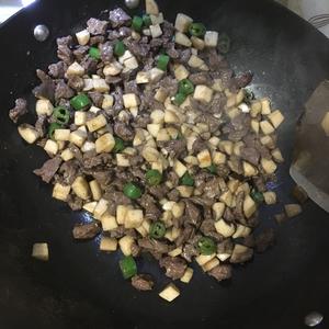 黑椒牛肉粒炒杏鲍菇的做法 步骤8