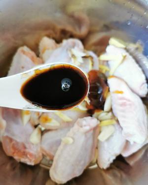 外酥里嫩的咸香鸡翅的做法 步骤4