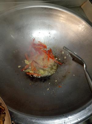 茶树菇炒猪颈肉的做法 步骤3