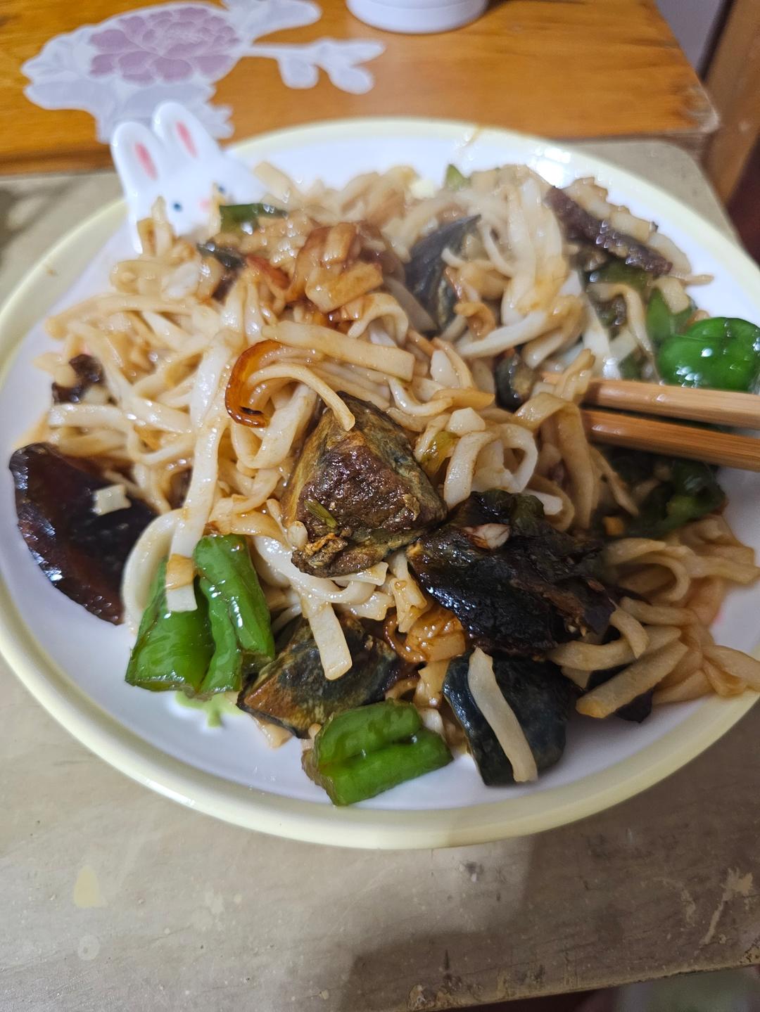 吃了不后悔：青椒皮蛋拌面！