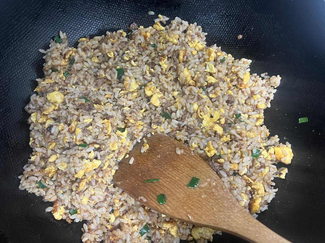 孩子最爱吃香喷喷的牛肉粒炒饭