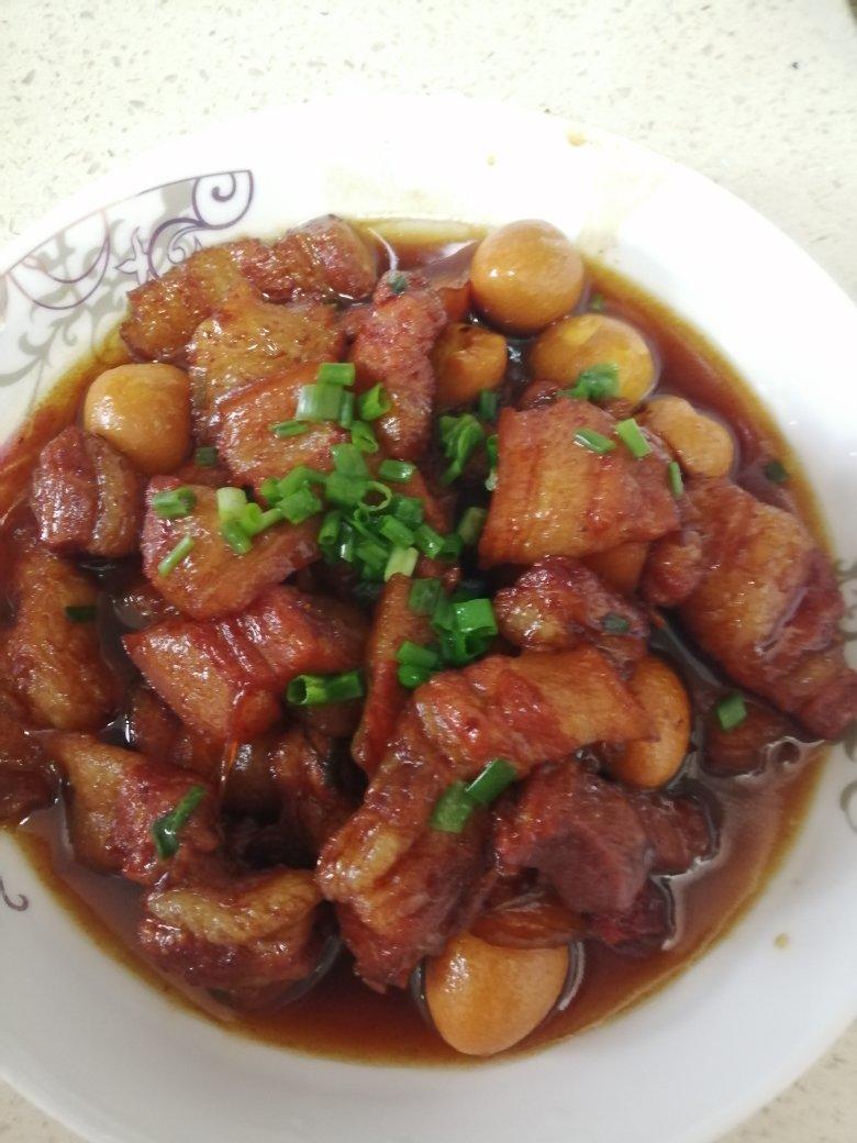 红烧肉炖鹌鹑蛋