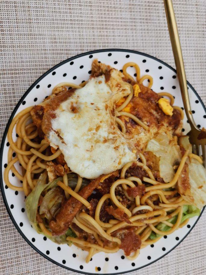 10分钟搞定，好吃到炸裂‼️网红荷包蛋焖面