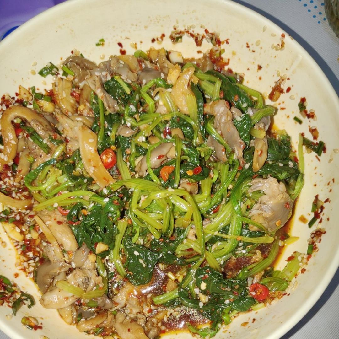 减脂餐！香辣过瘾超好吃的菠菜拌平菇