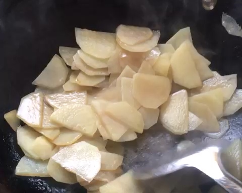 五花肉炒洋葱土豆片的做法 步骤3