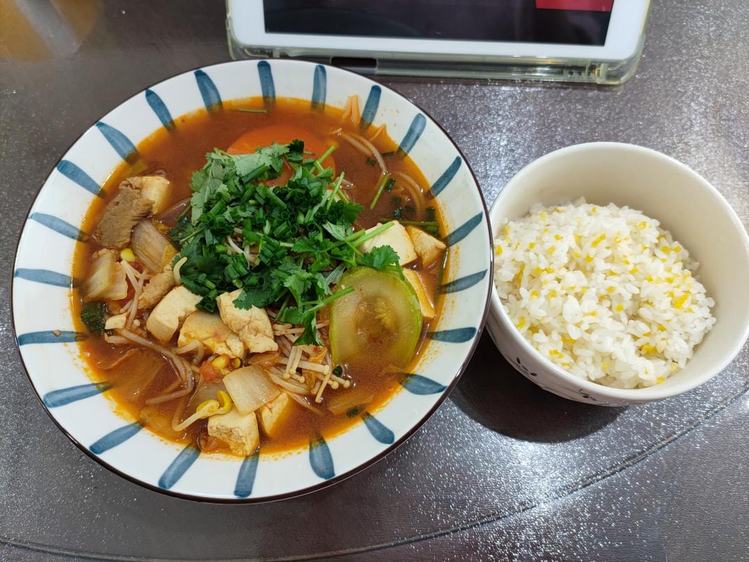 韩式泡菜豆腐锅/辣白菜豆腐汤