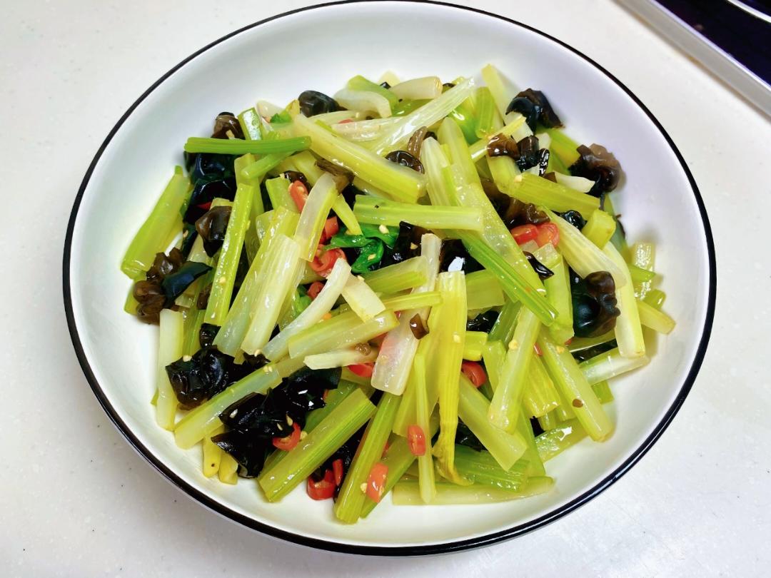 木耳炒西芹｜轻食素菜