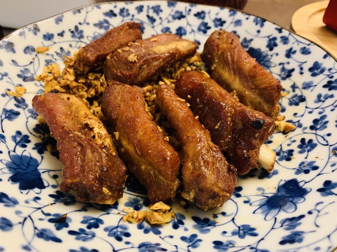 【椒盐蒜香排骨】