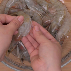 酱香年糕烧大虾的做法 步骤1