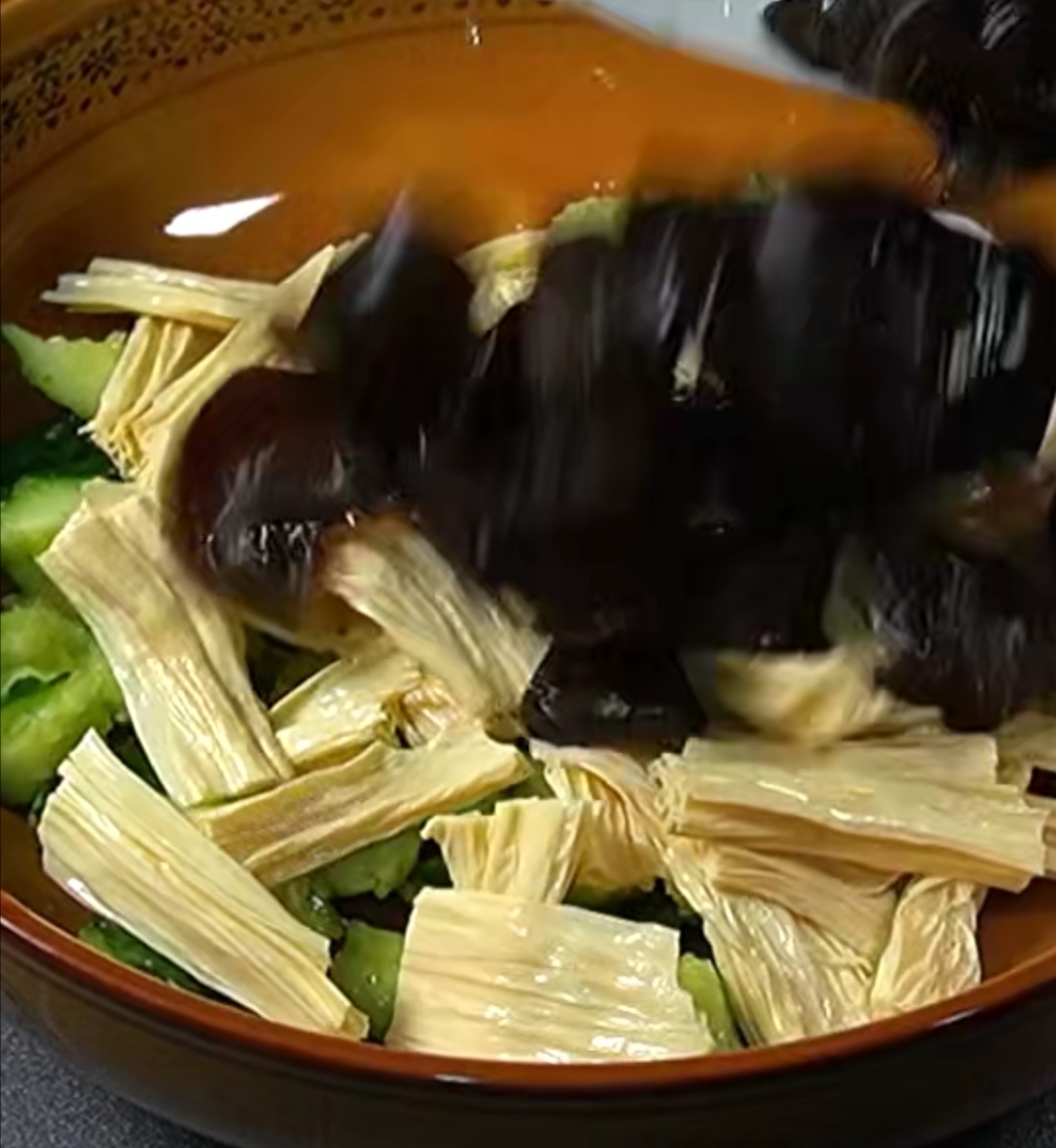 上桌就秒光的爽口凉菜～黄瓜拌腐竹的做法 步骤2