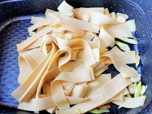 家庭版❣️青椒豆腐皮的做法 步骤6