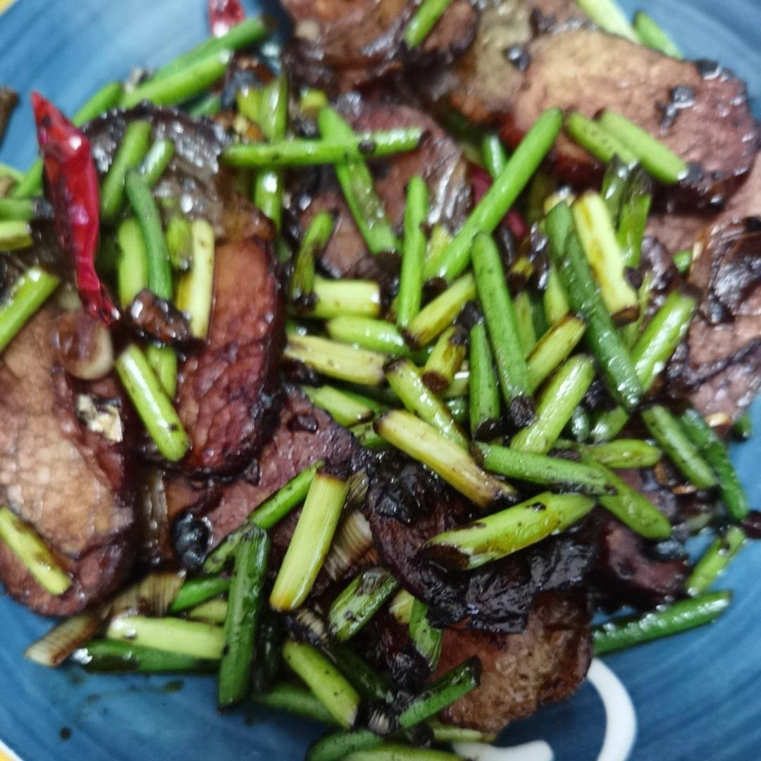 超级下饭的一道菜蒜苔炒风干腊肉