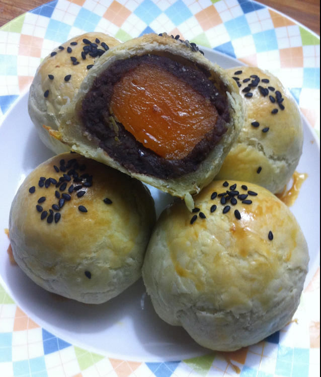 蛋黄酥 Danhuangsu