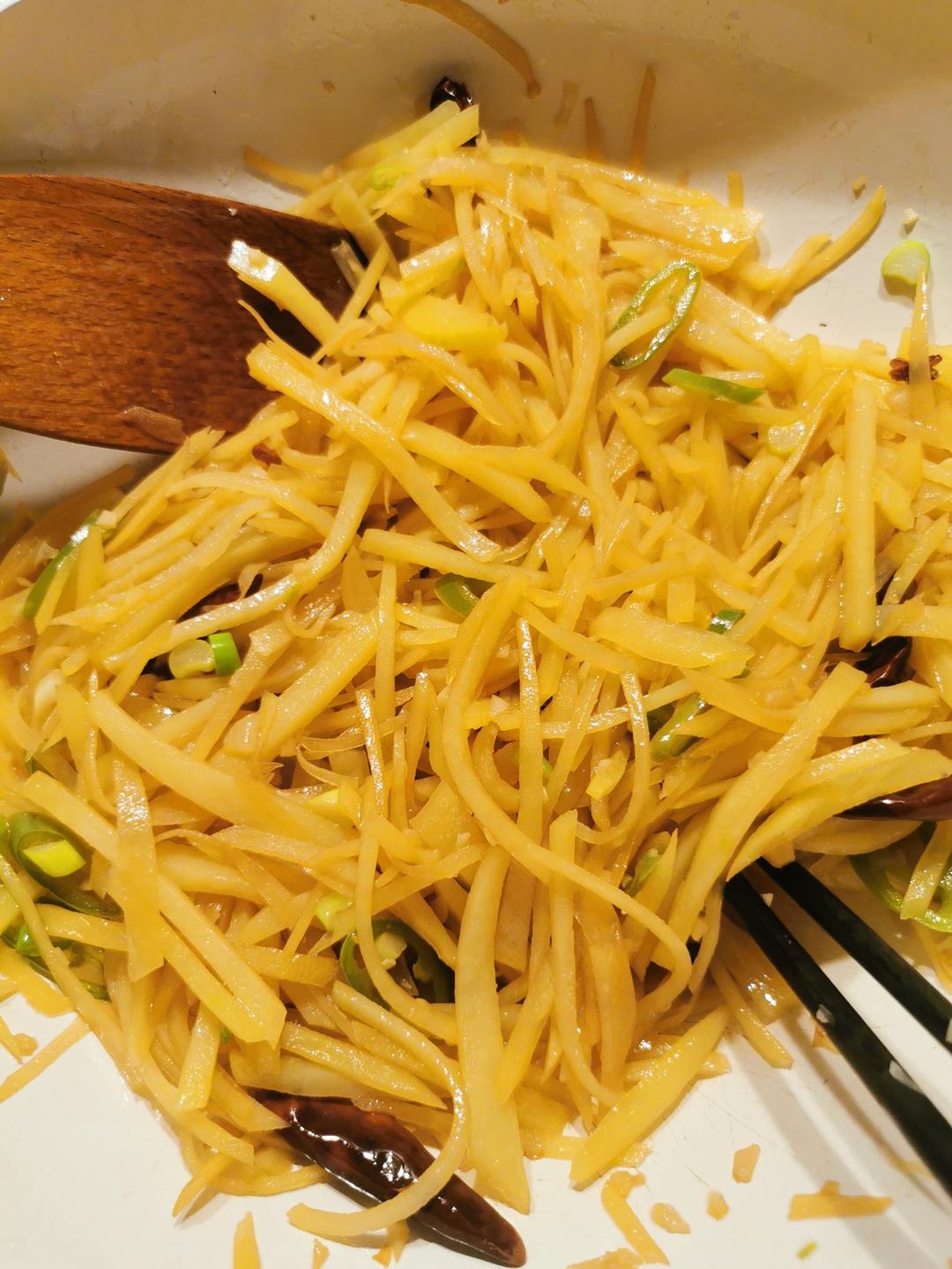 厨师长教你：“炝炒土豆丝”的家常做法，口感爽脆