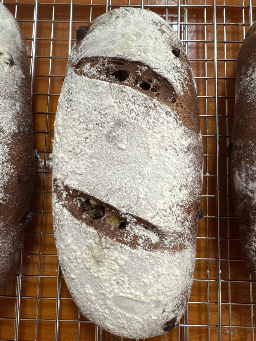 黑巧蓝莓软欧包，这个搭配有多好吃我就不多说了吧？