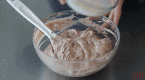 烘焙地球村——巧克力香蕉蛋糕卷的做法 步骤5