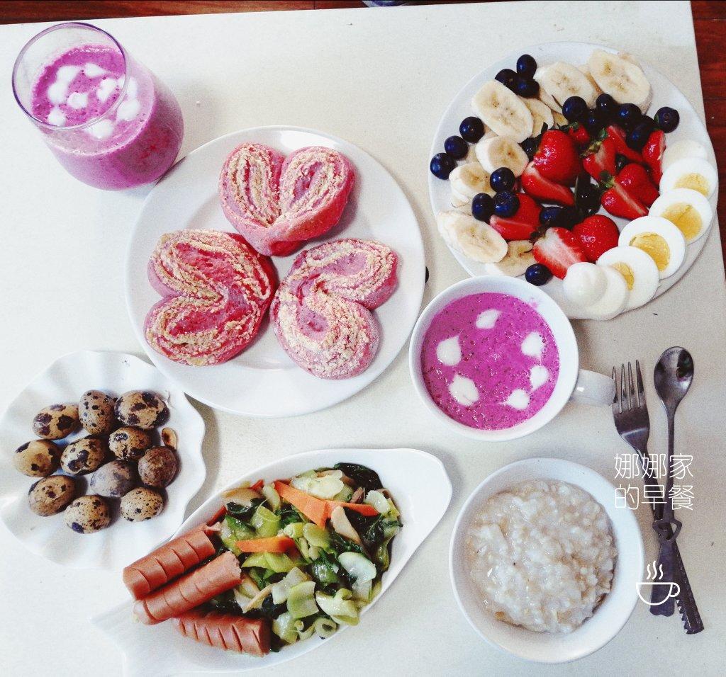 心形火龙果椰蓉面包