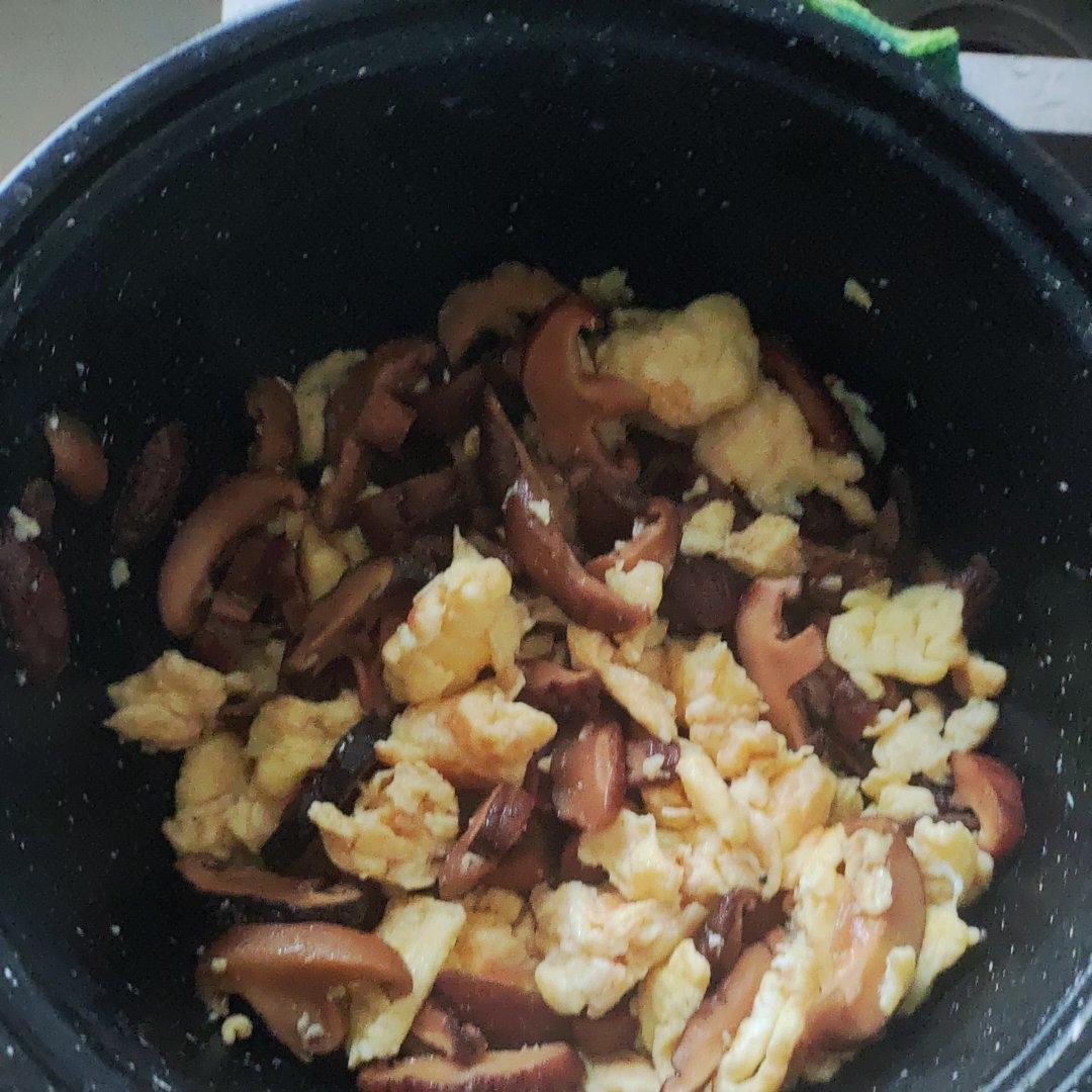 铝饭盒里的香菇炒鸡蛋