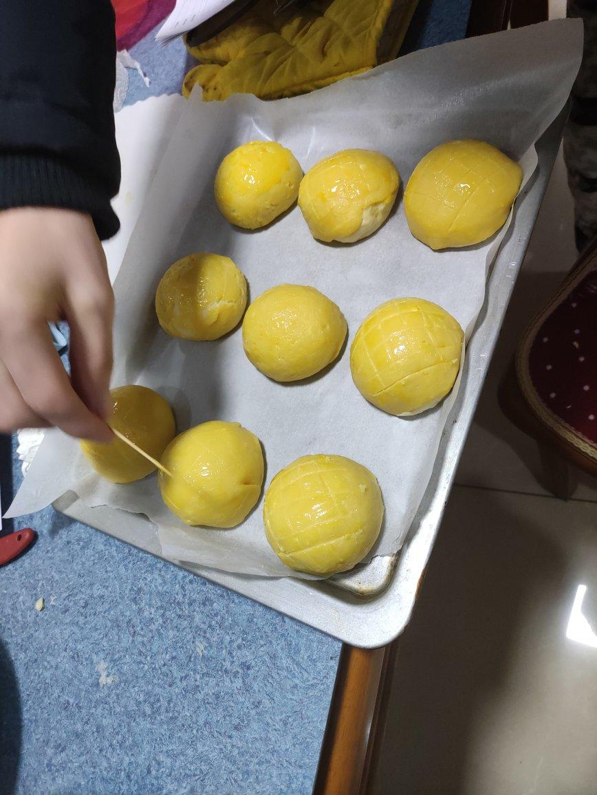 好吃到炸裂的港式菠萝包（附带制作酥皮的小视频）