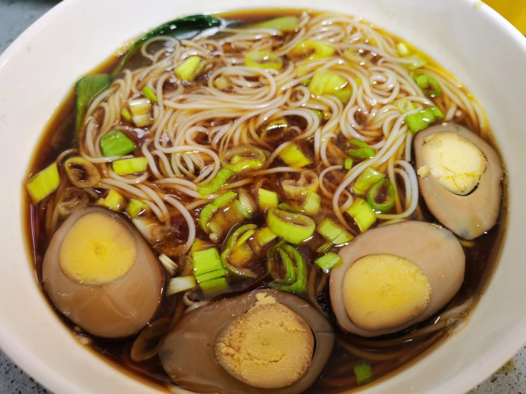 这是一碗可以让你，连汤带面吃个底朝天的，家常版阳春面！