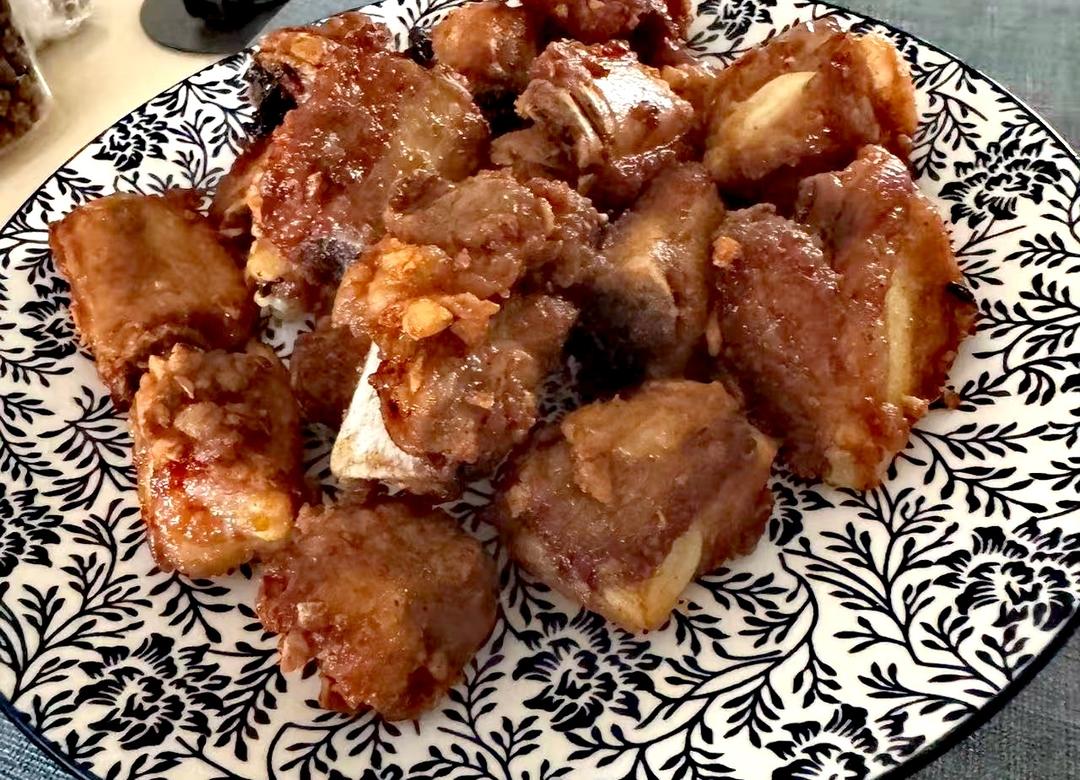 我家排骨从不红烧，加一些大蒜，出锅香喷喷，孩子吃完舔手指