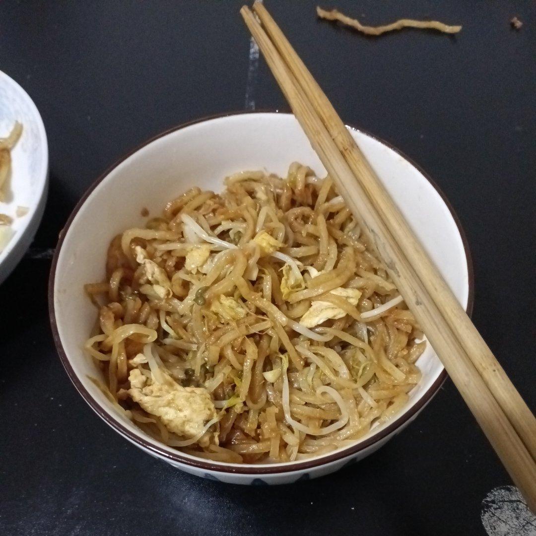 北方特色焖饼豆芽炒饼