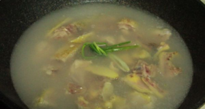 海参炖鸡汤的做法 步骤3